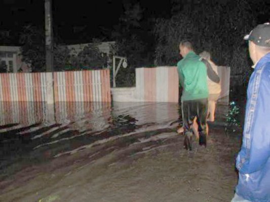 După prăpădul din Galaţi, unde 9 oameni au murit, inundaţiile au blocat şi DN 22 Tulcea - Constanţa